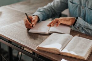 Perbedaan Scholarship fellowship Grant