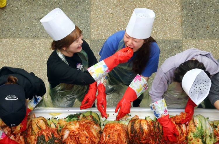 Wanita beramai-ramai membuat Kimchi pada perayaan Gimjang