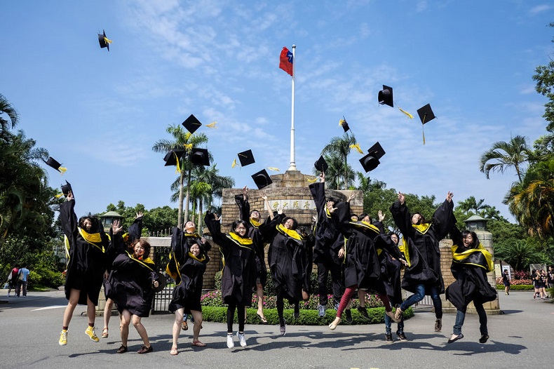 Kelulusan Mahasiswa National Taiwan University di Taiwan