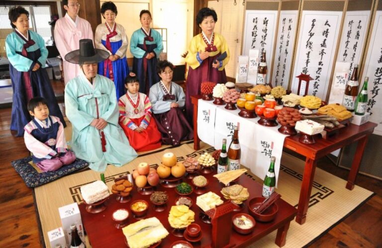 Seollal merupakan hari libur tahun baru bagi warga Korea. Jatuh pada hari pertama bulan pertama kalender lunar, Seollal seperti layaknya hari Imlek yang dirayakan dengan meriah.