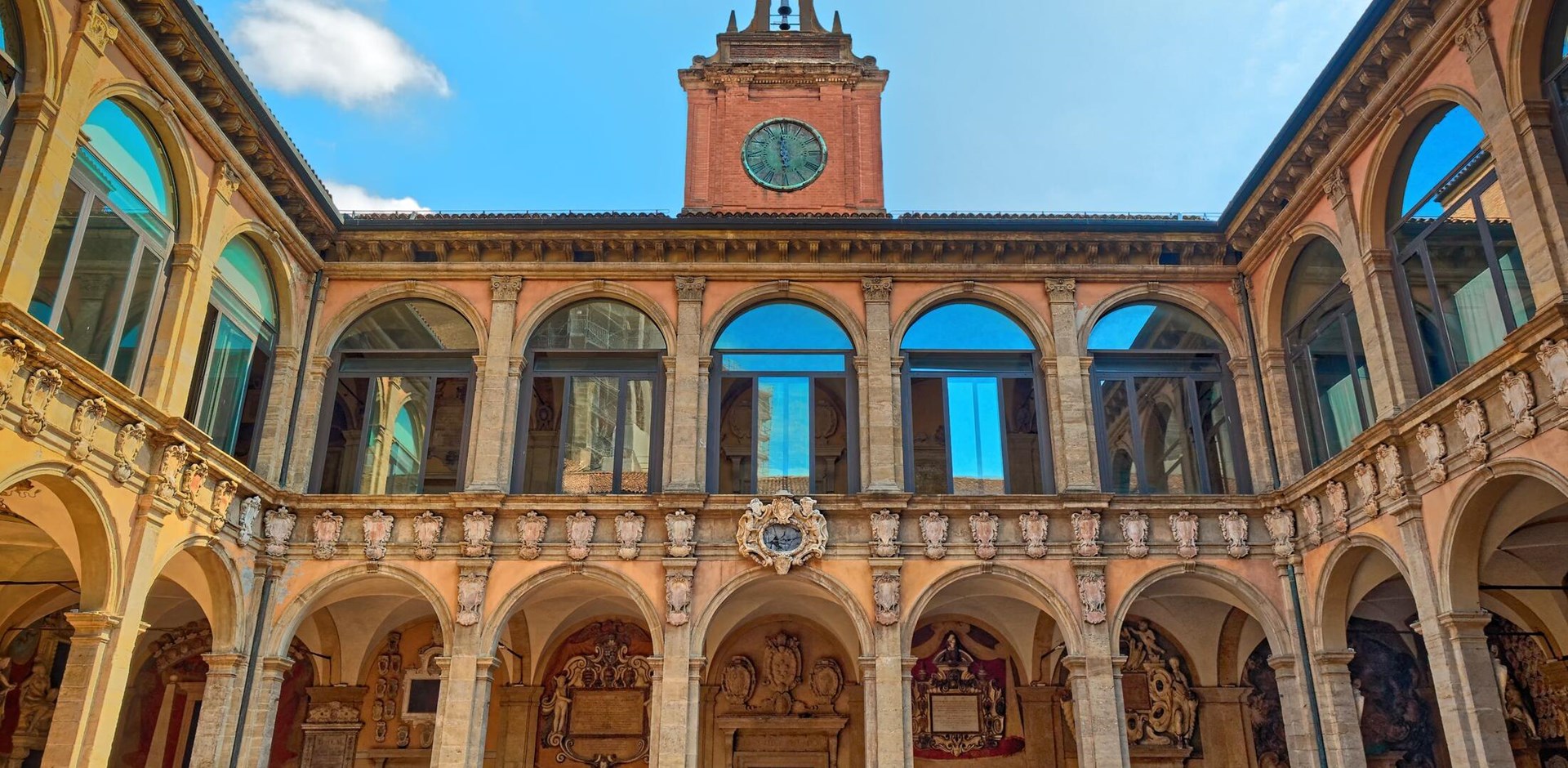 Kampus Estetik Tertua yang Megah: University of Bologna – Italia