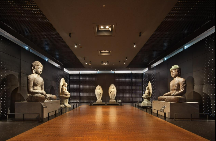 Salah satu galeri pameran di National Museum of Korea yang menampilkan patung Buddha dan koleksi artefak bersejarah.