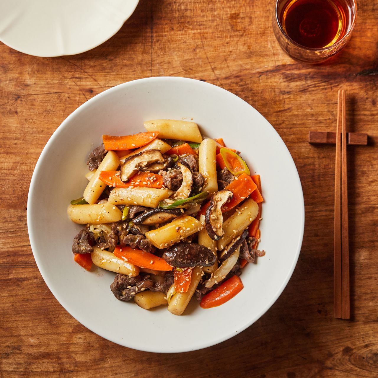 Gungjung tteokbokki, hidangan kue beras tradisional Korea dengan daging sapi dan sayuran