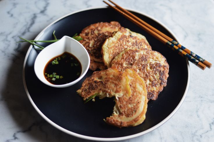 Bindaetteok, pancake kacang hijau Korea yang disajikan dengan saus celup