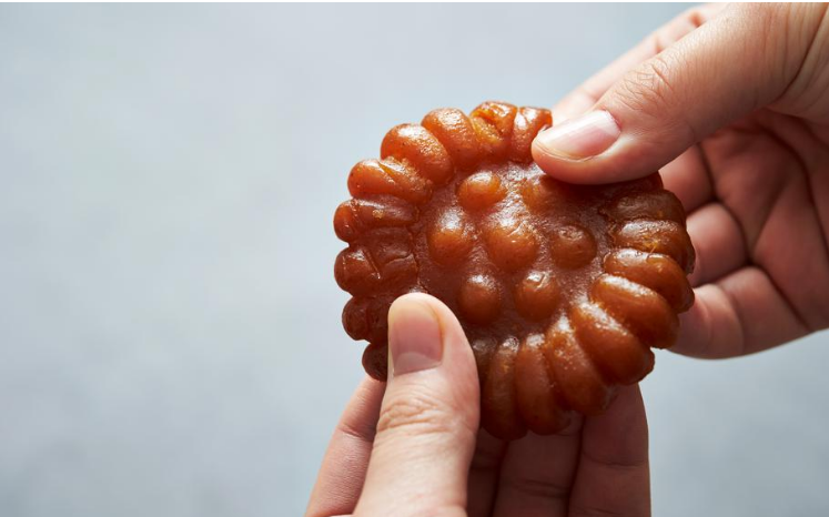 Camilan tradisional Korea yakgwa berupa kue madu yang sedang dipegang dengan tangan