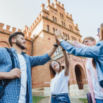 Kampus University of Amsterdam dengan mahasiswa berjalan