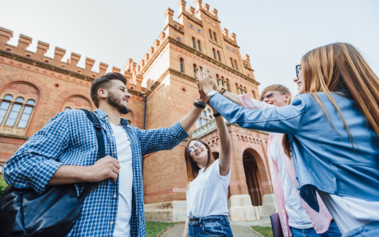 Kampus University of Amsterdam dengan mahasiswa berjalan