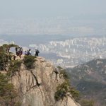 Pemandangan tebing Gunung Gwanaksan dengan latar kota Seoul