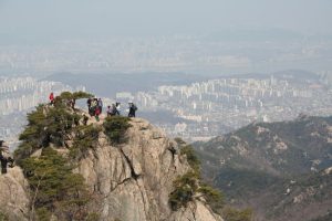 Pemandangan tebing Gunung Gwanaksan dengan latar kota Seoul