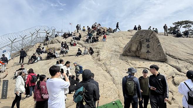 Keramaian pendaki di area puncak Gunung Gwanaksan Seoul Korea Selatan